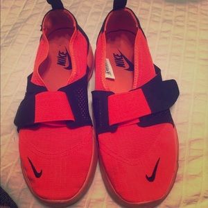 No shoelaces. Velcro Nike women’s sneakers